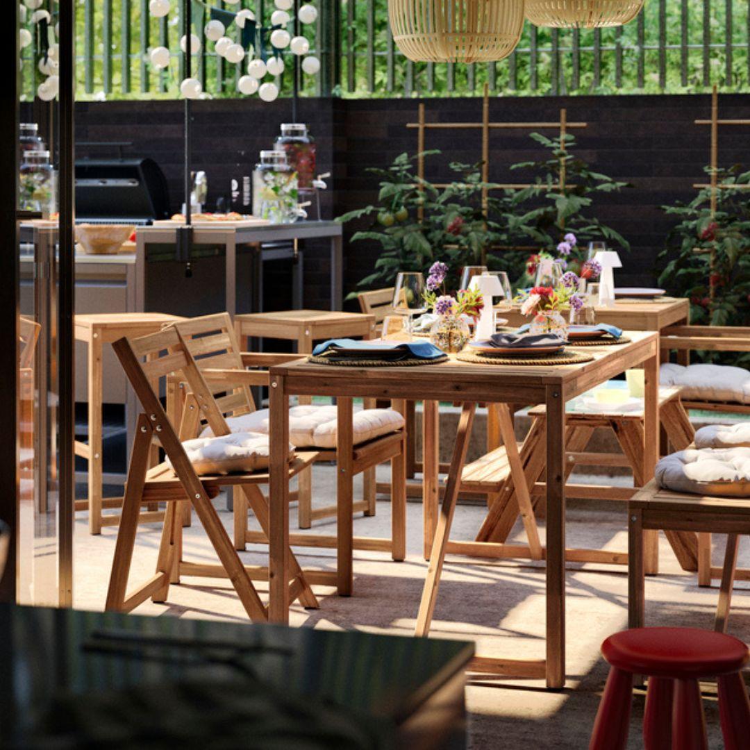A NAMMARO table has been laid and is standing outside next to an IKEA barbecue