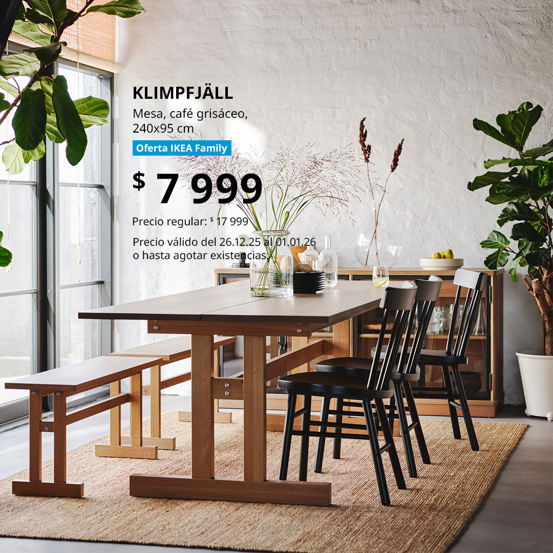 A natural LOHALS rug, flatwoven in the dining room