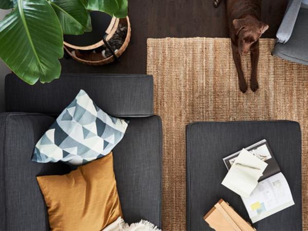 A natural LOHALS rug, flatwoven in the living room