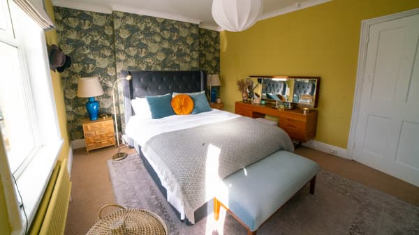 A new AVALDSNES king-sized bed with headboard creates a space for sleeping in comfort. A 3m floor to ceiling PAX wardrobe solution provides ample storage for clothes