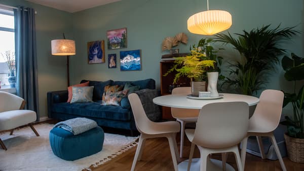 A nice airy organised living room, partitioned dining area as well 