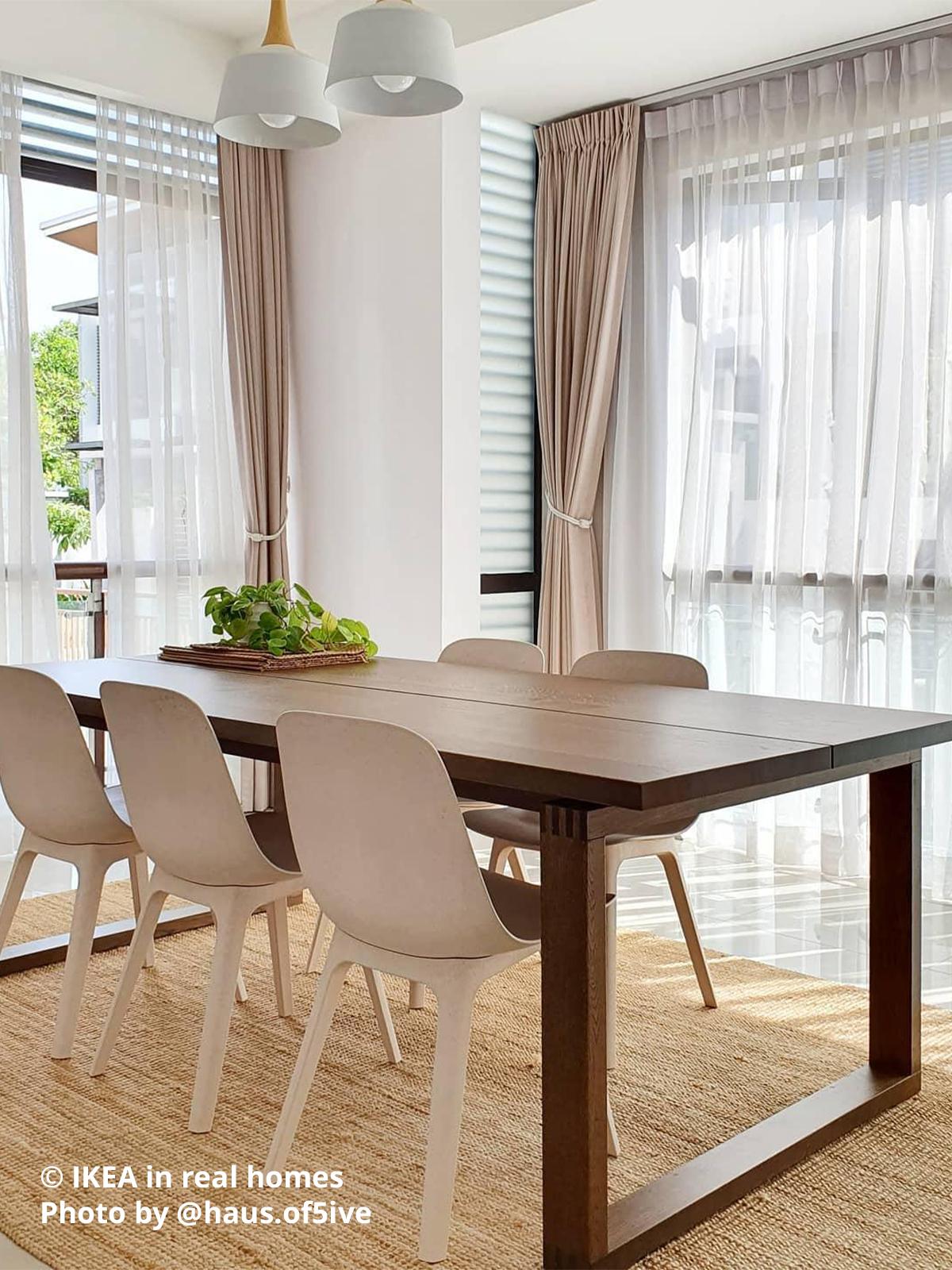 A oak veneer brown stained MÖRBYLÅNGA dining table with white/beige ODGER dining chair placed on top of a natural flatwoven LOHALS rug in a dining room setting. Photo by instagrammer @haus.of5ive for IKEA in real homes ©