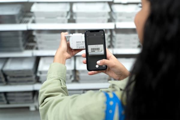 A person at an IKEA store using Shop & Go with the IKEA App.