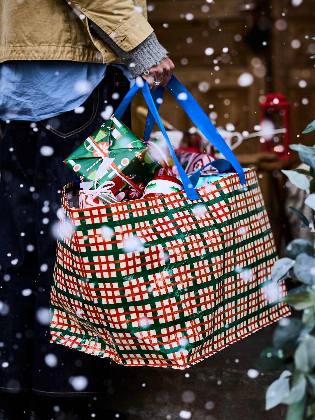 A person carrying a checkered VINTERFINT bag