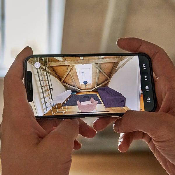 A person holding a mobile device running the IKEA Kreativ app