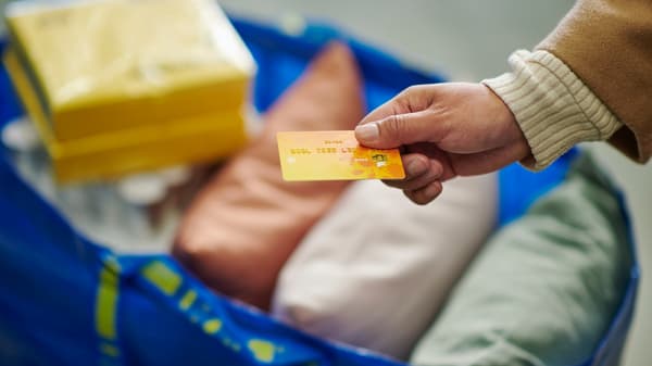 A person pays with credit card in an IKEA store