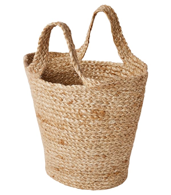A picture of an IKEA TOLKNING hanging basket in jute on a white background.