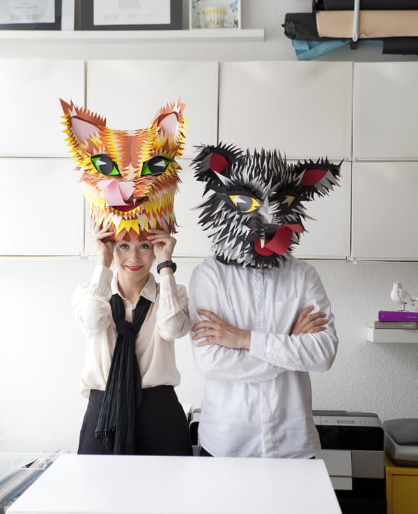 A portrait of Elisabeth and Peter wearing masks.