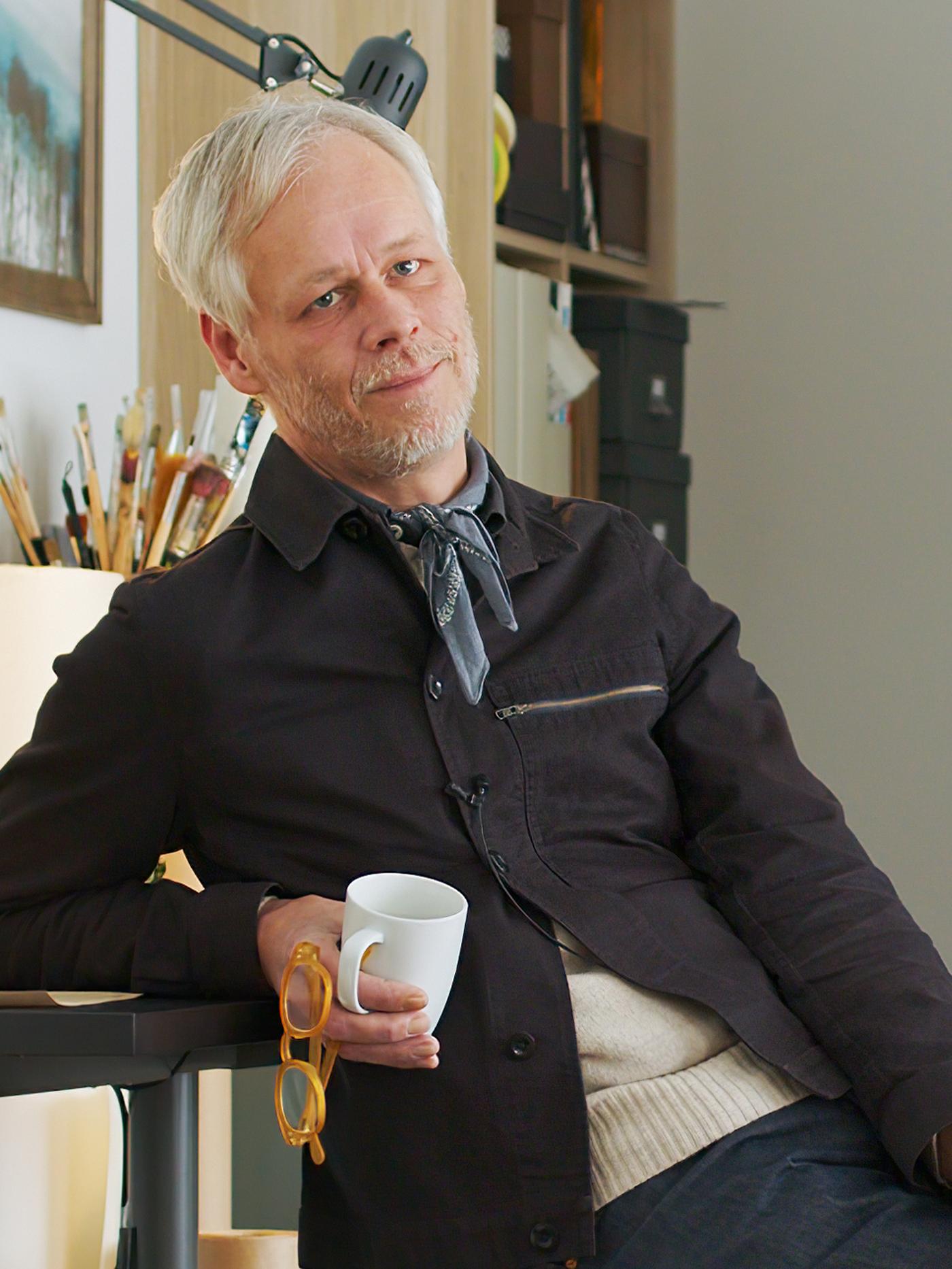 A portrait of interior designer Hans Blomquist.