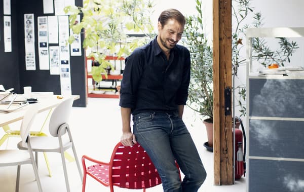 A portrait of Stefan Diez.