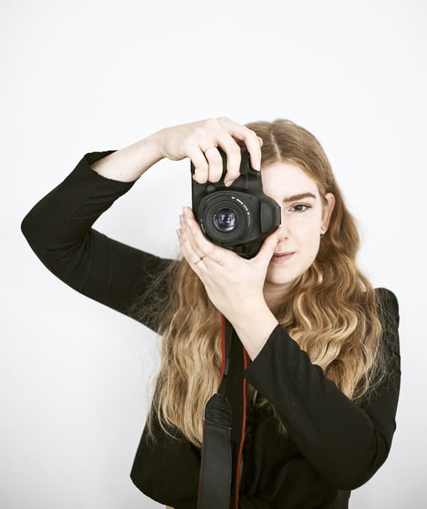 A portrait of Yvet with her camera.