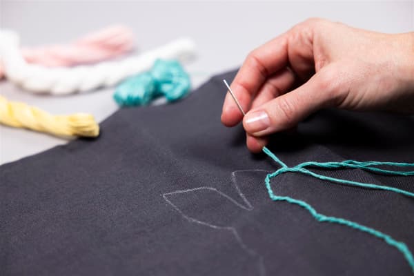 À présent, elle pique le lapin avec une aiguille