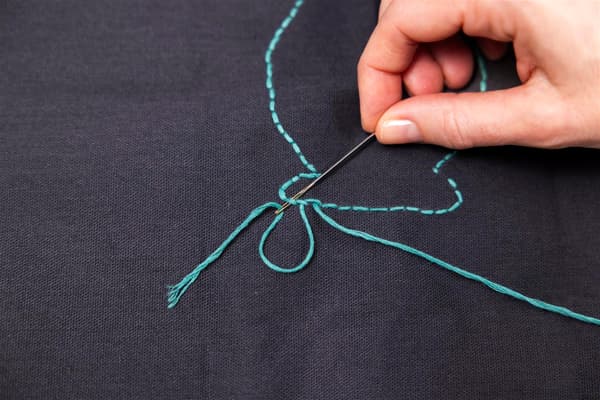 À présent, elle pique le lapin avec une aiguille