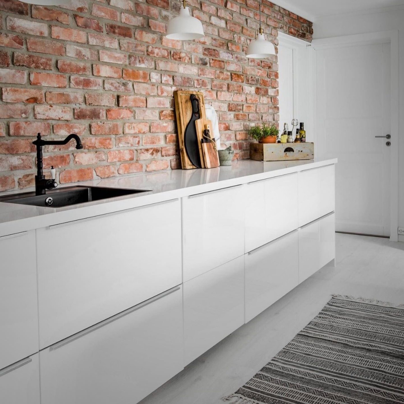 A radiant METOD kitchen with RINGHULT fronts