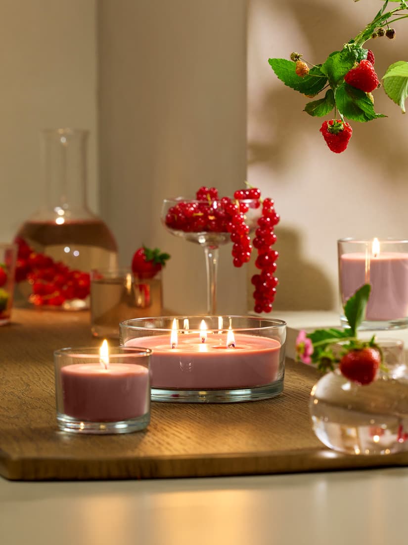 A Red berries light pink LOTSFÅGEL scented candle in glass