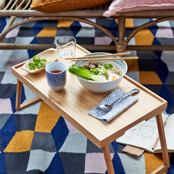 A RESGODS tray with ÅTERBLICK ramen bowl and cobalt blue ENTUSIASM mug set.