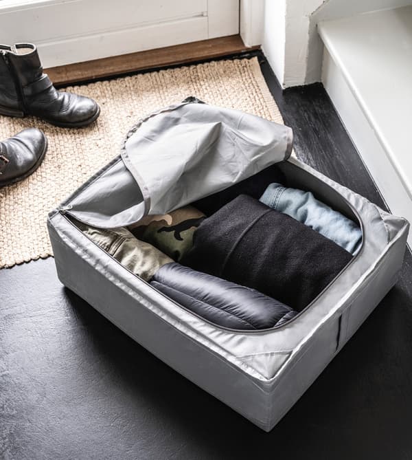 A roupa de la dóbrase e ponse en bolsas de algodón dentro dos caixóns.