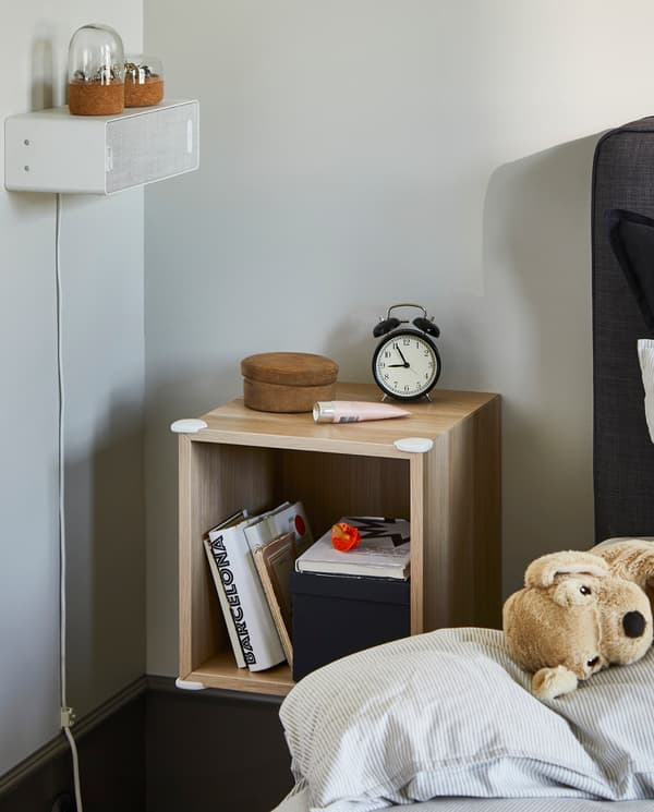 A rózsaszín, a lila és a zöld pasztell árnyalataiban pompázó ágy.