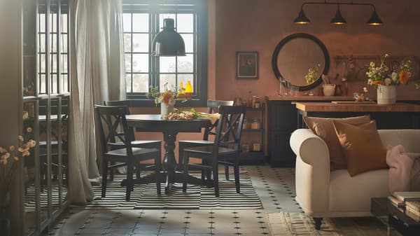 A rustic dining room with pink-coloured walls, an INGATORP extendable table and four INGOLF chairs.