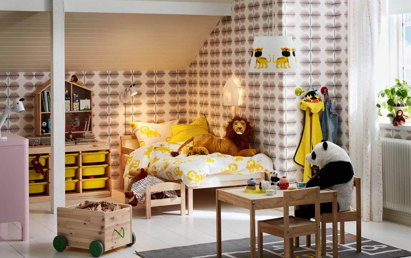 A Scandinavian modern beige, pink and yellow children’s bedroom with a SLÄKT bed frame with slatted bed base.