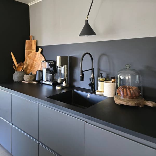 A sharp and modern METOD kitchen with VOXTORP fronts