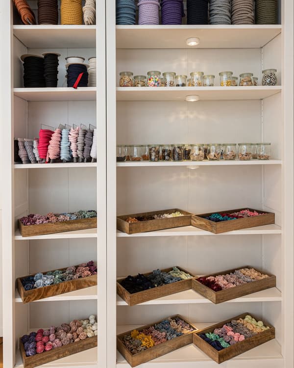 A showcase with many different yarn spools for the presentation of goods.