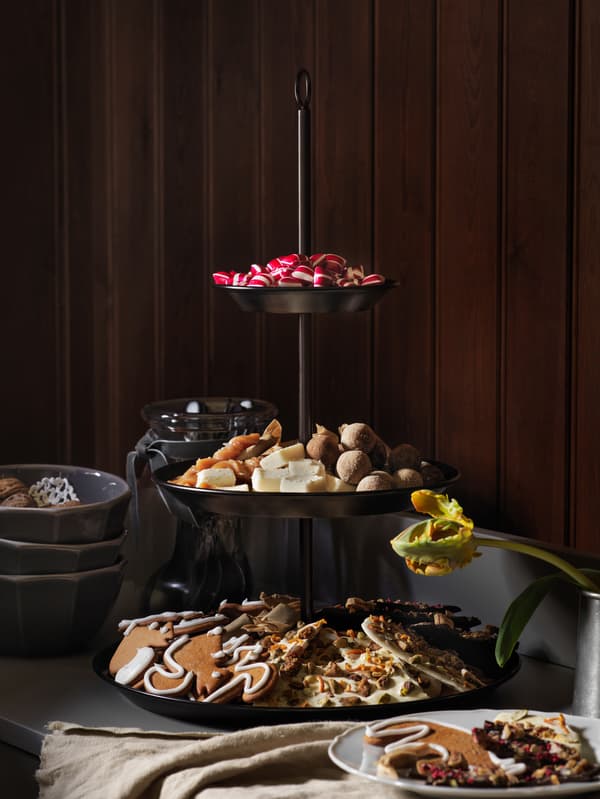 A sideboard with an INBRINGANDE serving stand full of sweets and appetisers ready for the party.