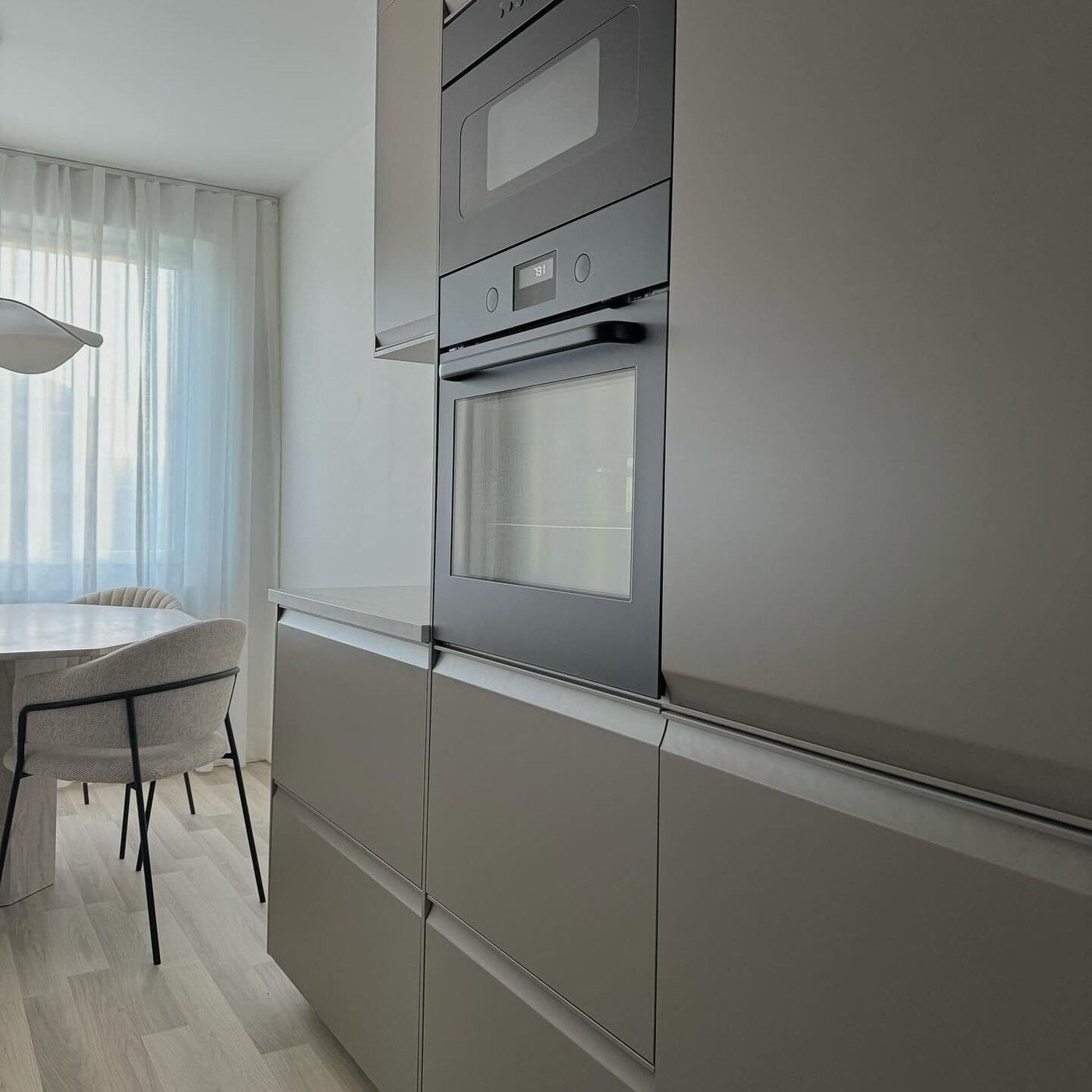 A sleek METOD kitchen with UPPLÖV fronts