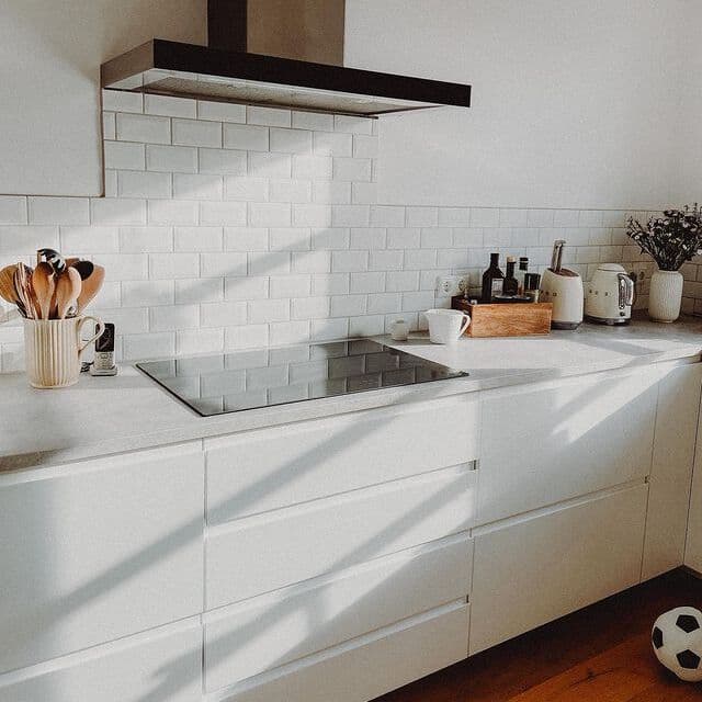 A sleek, warm METOD kitchen with VOXTORP fronts