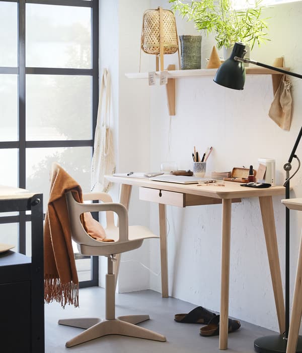A small, bright workspace with the wood LISABO desk.