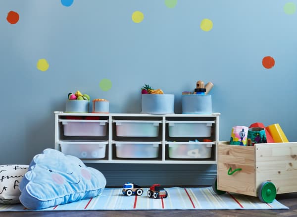 A storage bag and children’s stool can be used during nursing years and later during years of play 