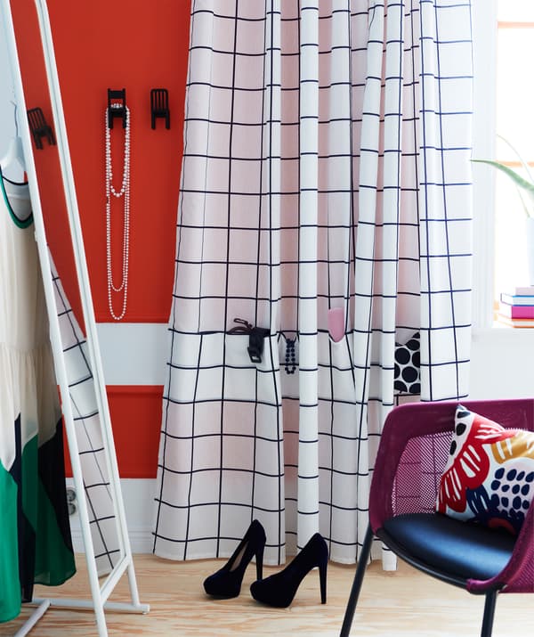A styling zone with a big mirror and a white and blue IKEA ROSALILL curtain with sewn pockets for accessories.