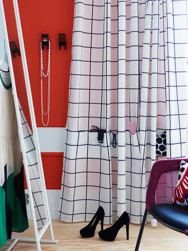A styling zone with a big mirror and a white and blue ROSALILL curtain with sewn pockets for accessories.