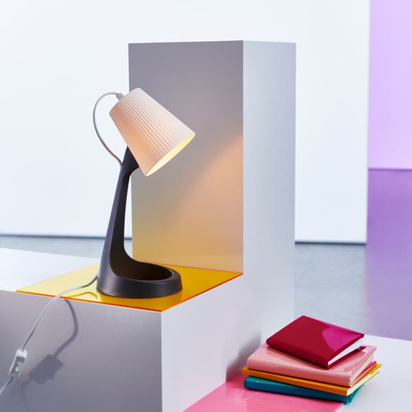 A SVALLET work lamp with a sleek design featuring a dark grey lamp base and a white lamp shade.
