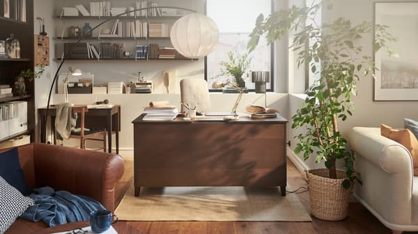 A traditional workspace at home with a refined aesthetic with an IDANÄS desk in the middle of the room.