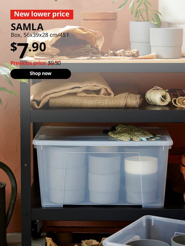 A transparent SAMLA box is being used as a storage on a black framed with pine plywood worktop BROR trolley. Red tag with white text that reads, "New lower price". Black text overlay image on top-left that reads, "SAMLA, Box, 56x39x28 cm/45 l. $7.90, Previous price: $9.50"