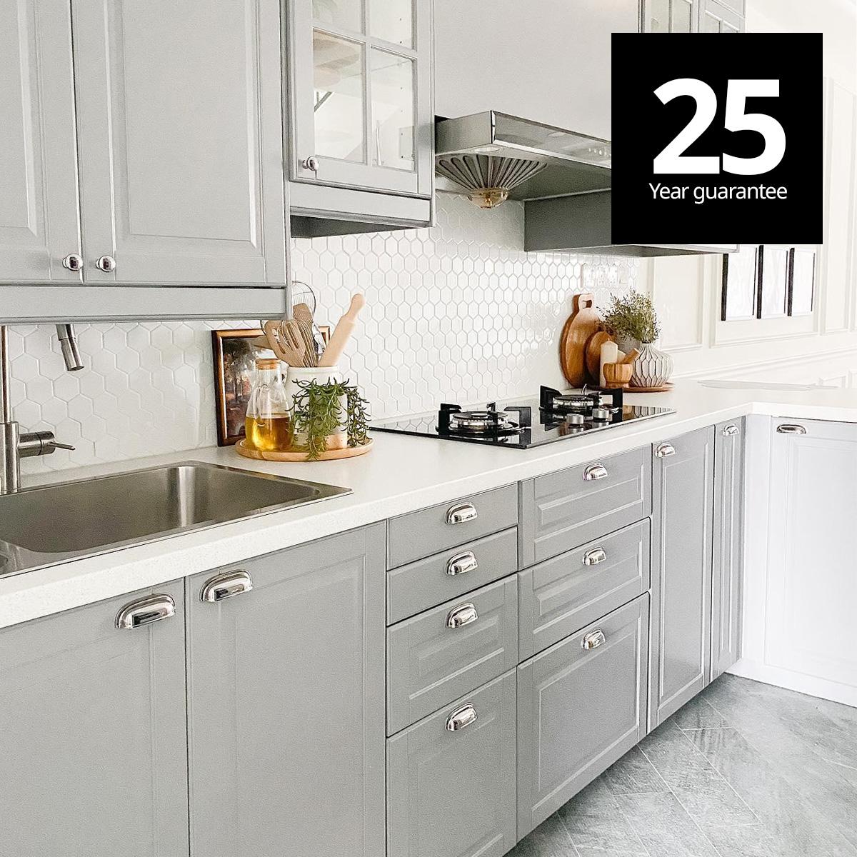 A User Generated Content (UGC) submitted by IKEA customer for a kitchen renovation. This is a image of IKEA customer's METOD kitchen. With a 25 year guarantee communication over the image on the top right corner.