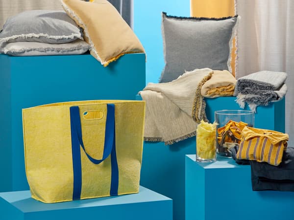 A VÄXELBRUK kollekció termékei, elöl pedig egy régi IKEA munkaruha.