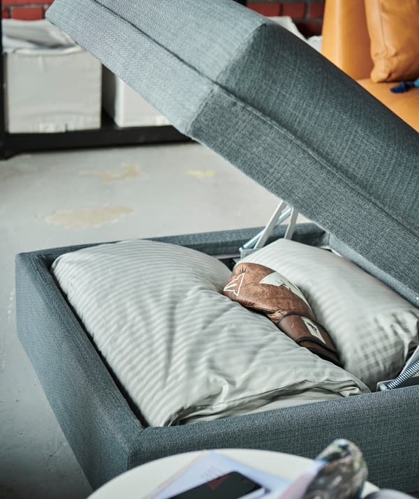 A VALLENTUNA module with hidden storage is an ideal combination when floor and shelf space are scarce.