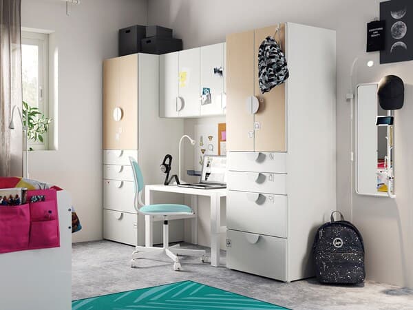 A VIMUND children's desk chair sits at a white SMÅSTAD desk with 2 drawers which has a FUBBLA LED desk lamp on top of it.