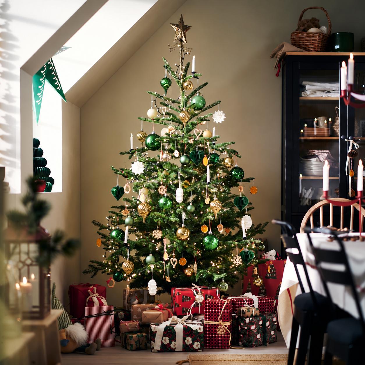 A VINTERFINT artificial Xmas tree with classic red VINTERFINT tree decorations with presents underneath.