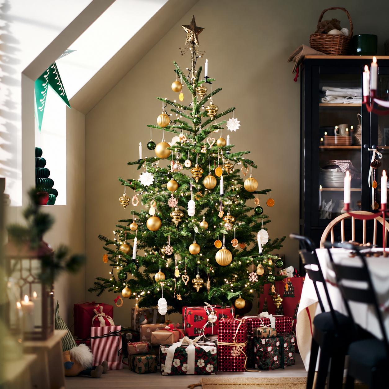 A VINTERFINT artificial Xmas tree with classic red VINTERFINT tree decorations with presents underneath.