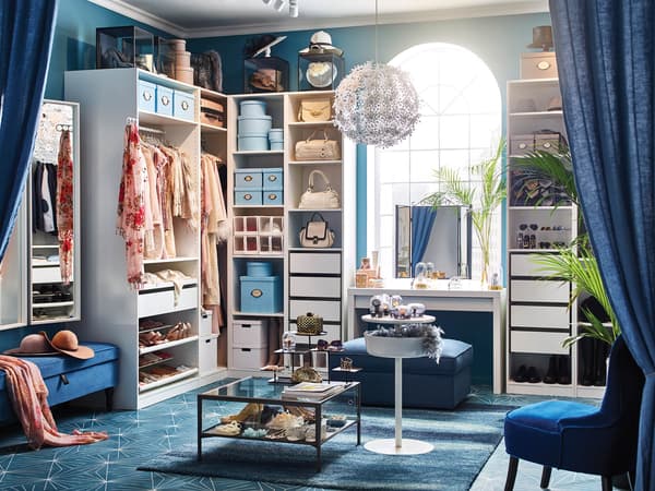 A walk in closet