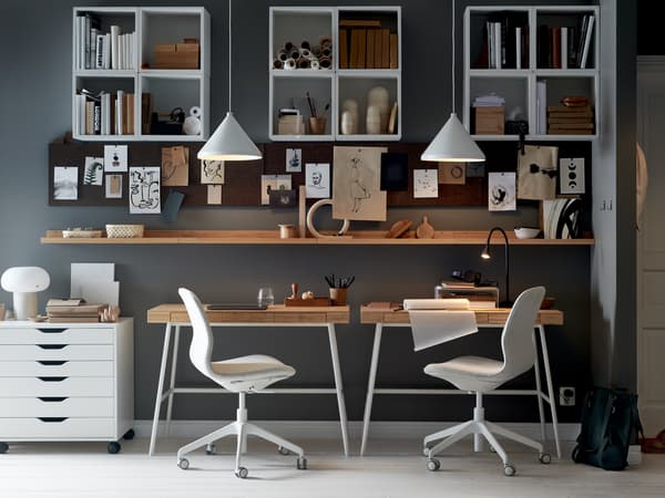 A wall with two LILLÅSEN desks, office chairs and a white drawer unit, with shelving, memo boards and white pendants.