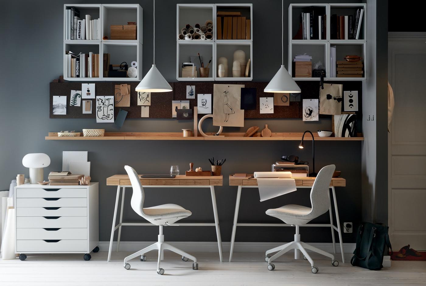 A wall with two LILLÅSEN desks, office chairs and a white drawer unit, with shelving, memo boards and white pendants.