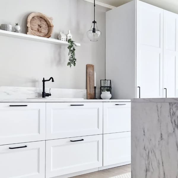 A welcoming METOD kitchen with AXSTAD fronts