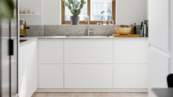 A white and sunny METOD kitchen.