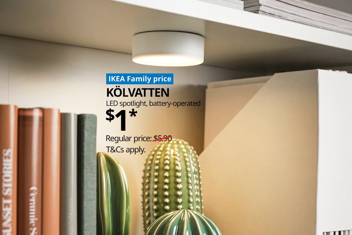A white/battery-operated KÖLVATTEN LED lighting with sensor in a white BILLY bookcase