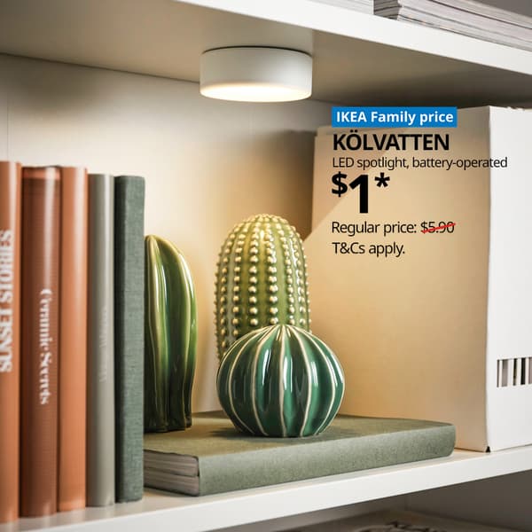 A white/battery-operated KÖLVATTEN LED spotlight in a white BILLY bookcase
