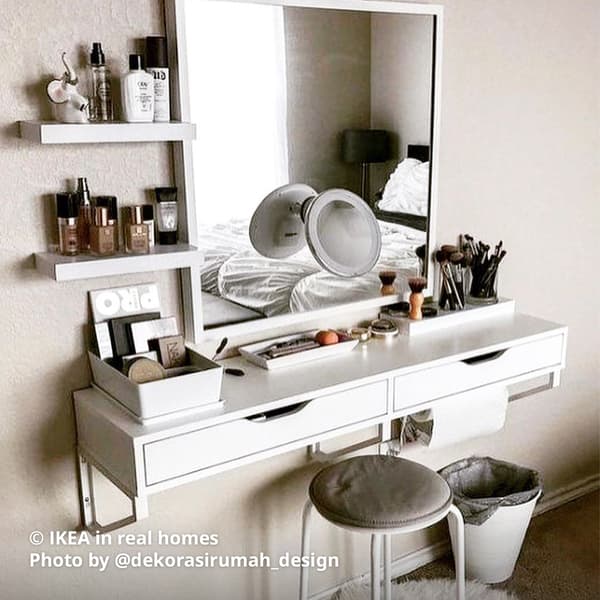 A white EKBY ALEX wall shelf with RAMSHULT bracket for extra support located at the side of the bedroom for a makeshift dresser for makeup area. Photo by instagrammer @dekorasirumah_design  from IKEA in real homes ©